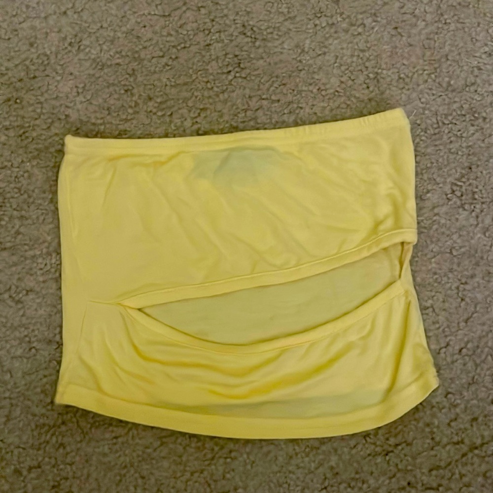 Yellow cut out crop top 🌼